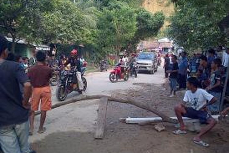 Warga Kelurahan Kampung Salo, Kendari, Sultra terpaksa menutup jalan rusak parah antar kabupaten karena tak kunjung diperbaiki oleh pemerintah setempat.Akibatnya terjadi kemacaten di ruas jalan itu, mobil tidak bisa melintas.