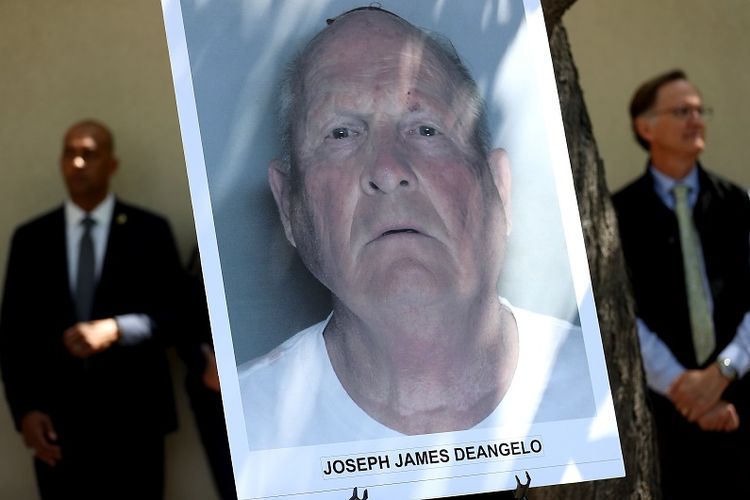 Foto tersangka pembunuh dan pemerkosa Joseph James DeAngelo dipajang dalam jumpa pers pemerintah California di Sacramento pada Rabu (25/4/2018).