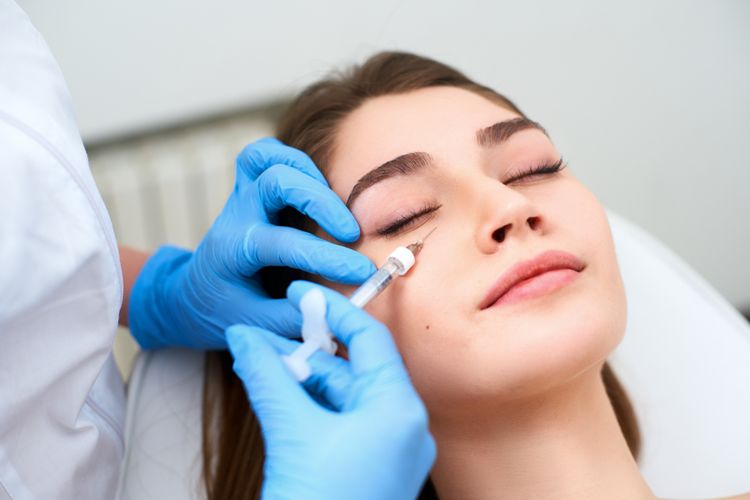 Ilustrasi filler, suntik filler atau botox. Filler awalnya digunakan untuk rekonstruksi wajah, sebelum populer di dunia kecantikan, dermatologi dan kosmetik.