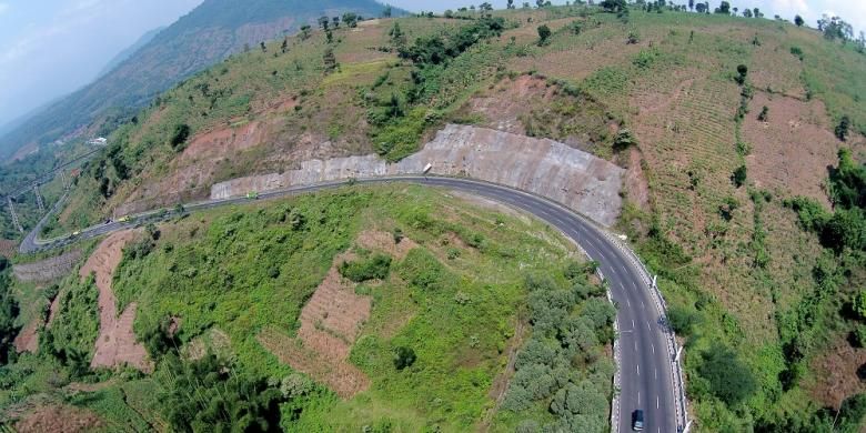 Jalan Lingkar Luar Nagreg, Bandung, Jawa Barat, difoto dari udara, Rabu (25/6/2014). Jalan Lingkar Luar Nagreg dibangun untuk mengurai kemacetan di kawasan Nagreg, terlebih pada saat arus mudik Lebaran. 