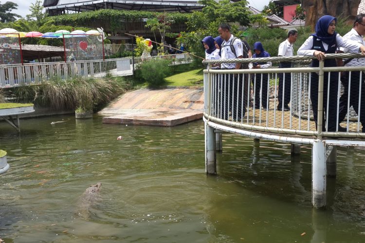 Sejumlah petugas PT Kereta Api Indonesia (KAI) saat berada di Predator Fun Park, Kota Batu, Jumat (15/12/2017)