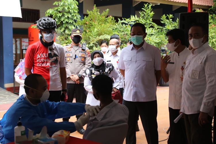 Gubernur Jawa Tengah Ganjar Pranowo didampingi Wali Kota Semarang Hendrar Prihadi saat meninjau langsung pelaksanaan vaksinasi di SMP N 3 Semarang, Rabu (14/7/2021).