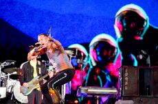 Konser Coldplay di Glastonbury 2024, Chris Martin Ajak Penonton Kirim Cinta ke Palestina sampai Ukraina