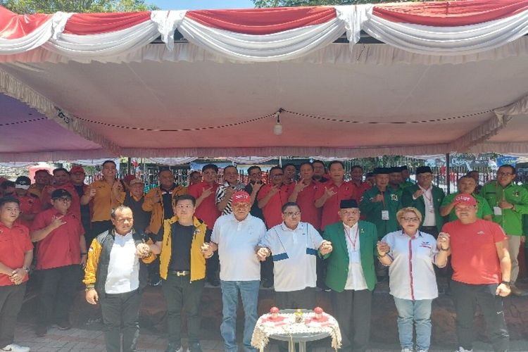 4 partai politik pendukung Ganjar Pranowo bergandengan usai meresmikan sekretariat pemenangan di Manado, Sulut, Sabtu (7/10/2023).