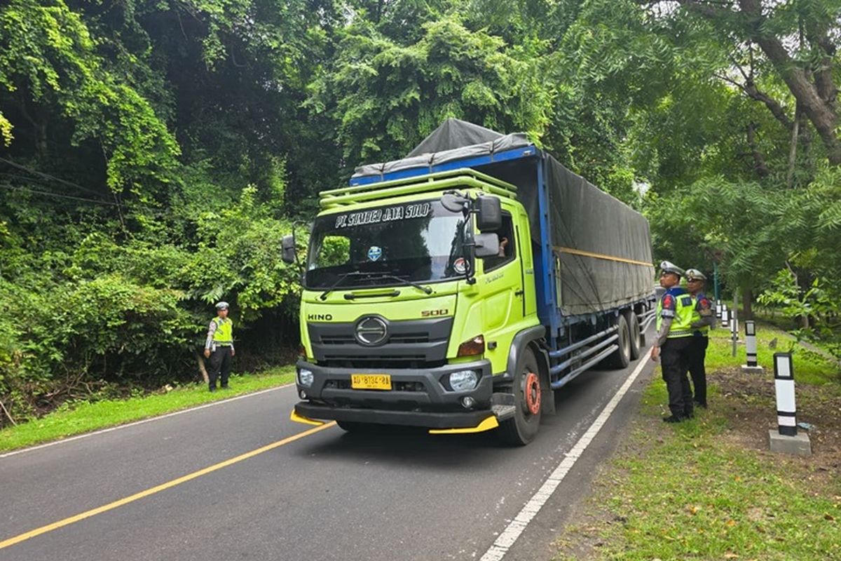 Menteri Perhubungan Dudy Purwagandhi meminta pengusaha logistik  untuk mematuhi larangan pengoperasian mengoperasikan truk sumbu tiga atau lebih pada periode pembatasan operasional angkutan barang sejak Jumat (13/3/2026).
