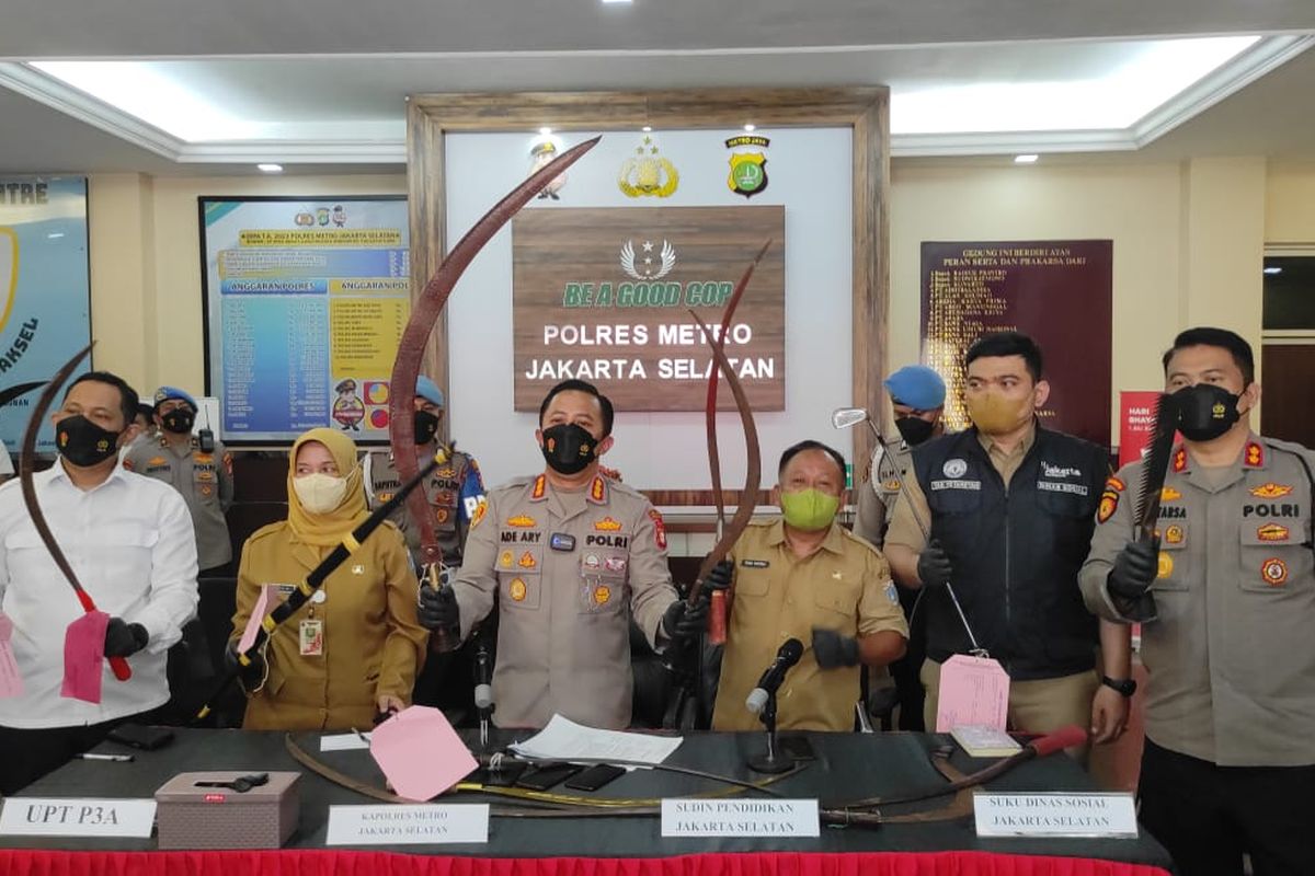 Kapolres Metro Jakarta Selatan Kombes (Pol) Ade Ary Syam Indradi dan sejumlah stakeholder saat menunjukkan barang bukti senjata tajam (sajam) dari 7 peristiwa tawuran di Jakarta Selatan, Senin (11/9/2023). 