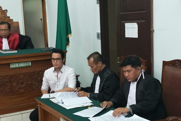Kriss Hatta didampingi kuasa hukumnya jalani sidang lanjutan di Pengadilan Negeri Jakarta Selatan, kawasan Ampera, Cilandak, Selasa (5/11/2019).