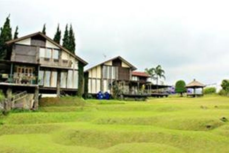 Lingkungan De Villa Istana Bunga yang asri akan membuat tamu merasa nyaman dan tenteram.
