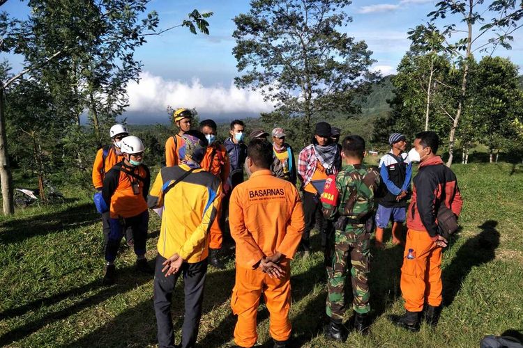 Tim SAR gabungan saat melakukan koordinasi sebelum melakukan proses pencarian seorang warga Kalitengah Lor, Glagaharjo, Kapanewon Cangkringan, Kabupaten Sleman bernama Selamiyo (35) yang hilang di Bukit Kendil. (Foto Dokumentasi Basarnas Yogyakarta)