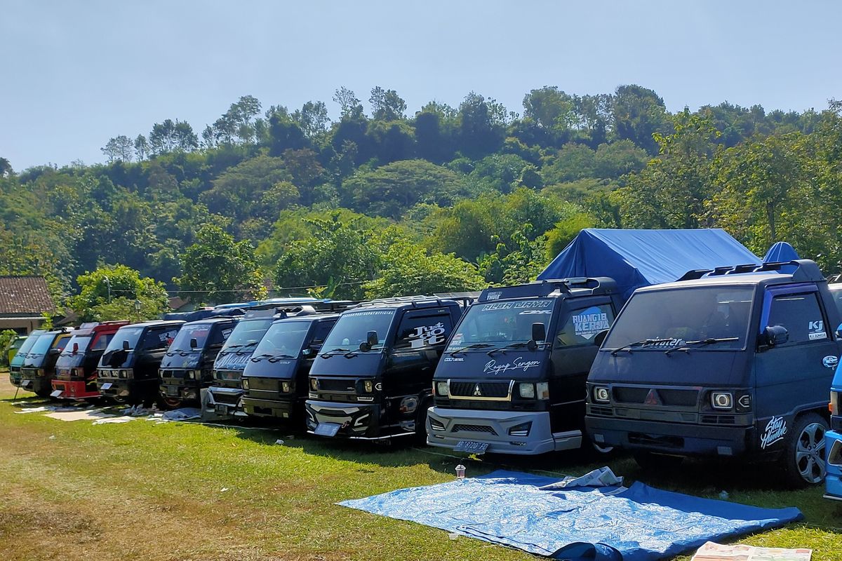 Deretan mobil pikap Mitsubishi L300