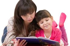 Membaca Buku Bersama Bikin Anak Lebih Cerdas