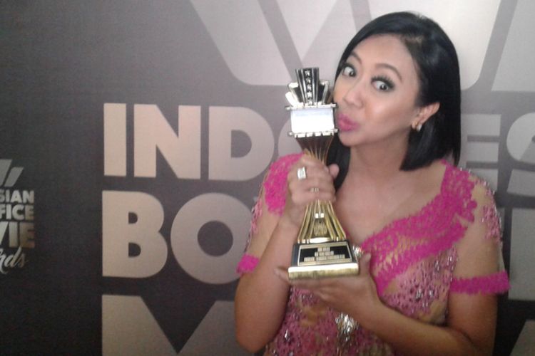 Asri Welas berpose usai memenangkan penghargaan di acara Indonesian Box Office Movie Award 2017, di Kawasan Daan Mogot, Jakarta Barat, Rabu (29/3/2017).