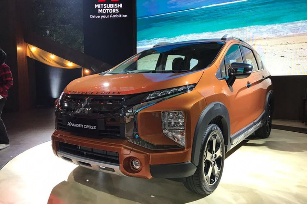 Mitsubishi Xpander Cross di sebuah pameran mobil. 