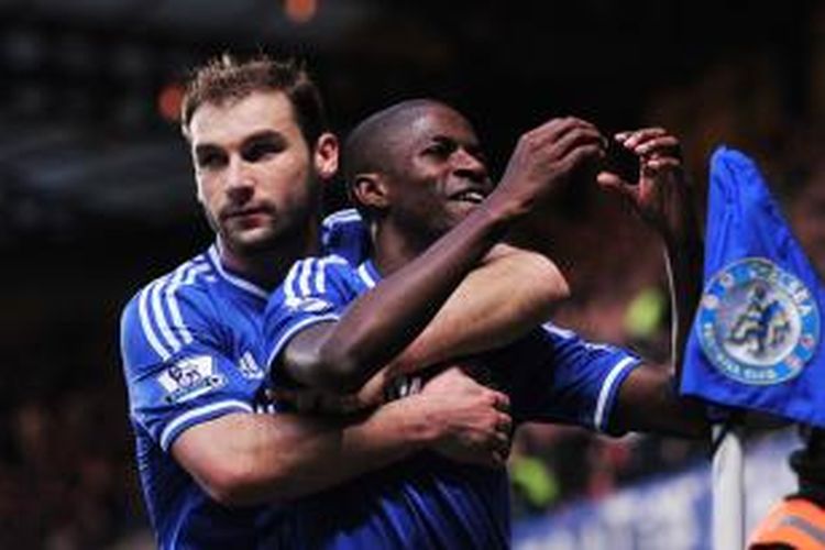 Gelandang Chelsea, Ramires, merayakan golnya usai membobol gawang Crystal Palace dalam lanjutan Premier League, Sabtu (14/12/2013).