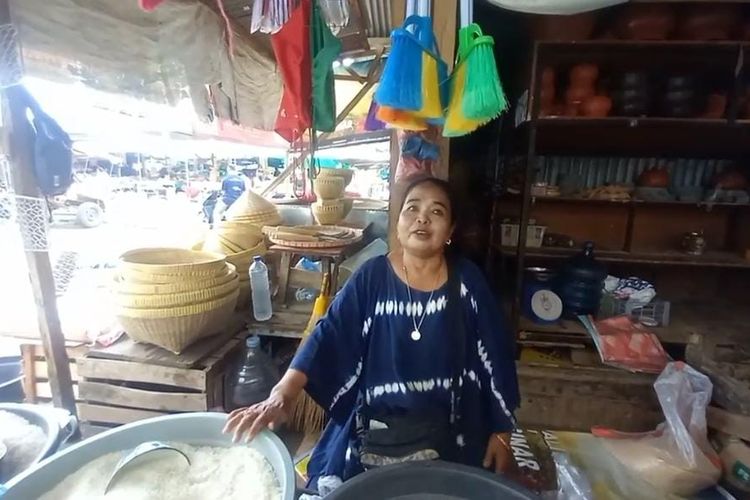 Samsidar pedagang beras di pasar tanah mira Sumbawa Barat 