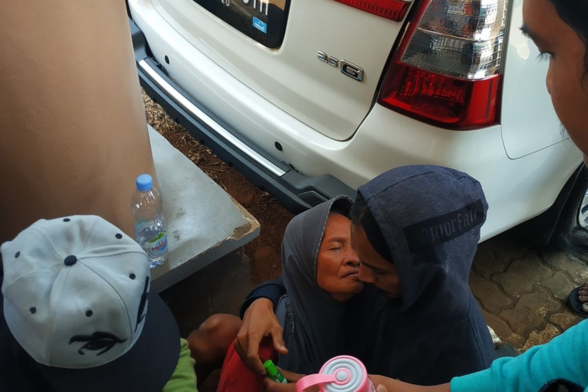 Sukiyati (66), korban gusuran Pekayon-Jakasetia pingsan ketika unjuk rasa di kantor BPN Kota Bekasi, Rabu (11/9/2019).
