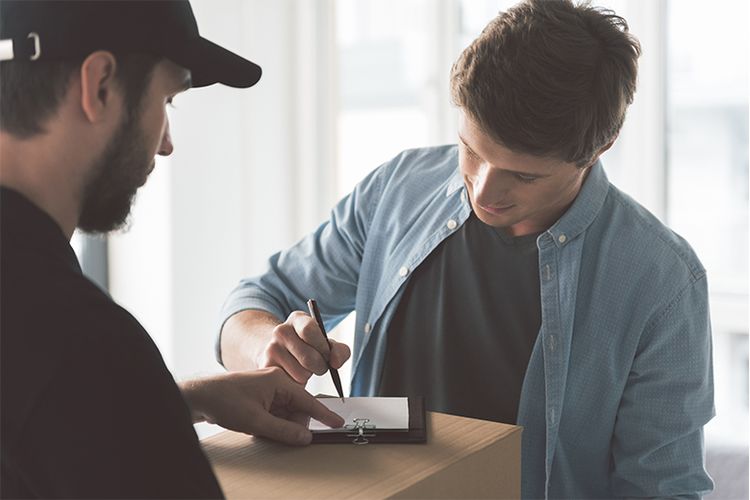 Illustrasi orang sedang mengambil paket belanja online dari kurir pengantar (Dok. Shutterstock)