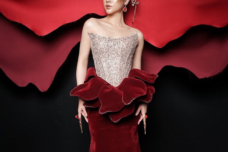 Model dengan tatanan rambut finger wave.