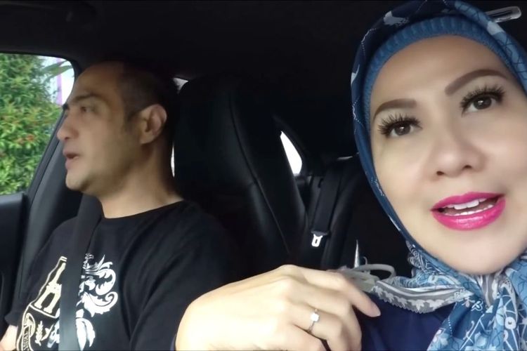 Venna Melinda (kanan) dan Ferry Irawan (kiri) sedang membahas soal cincin yang diberikan. 