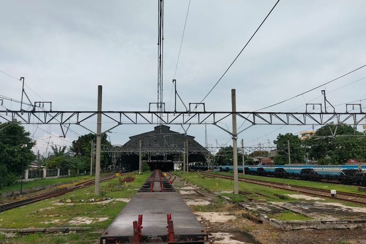Stasiun Tanjung Priok terlihat sepi, setelah hujan deras yang mengguyur wilayah DKI Jakarta mengakibatkan adanya genangan air di perlintasan KRL. Perjalanan KRL dari Stasiun Tanjung Priok ke Stasiun Kota dan sebaliknya sempat dibatalkan pada Rabu (31/1/2023) pagi.