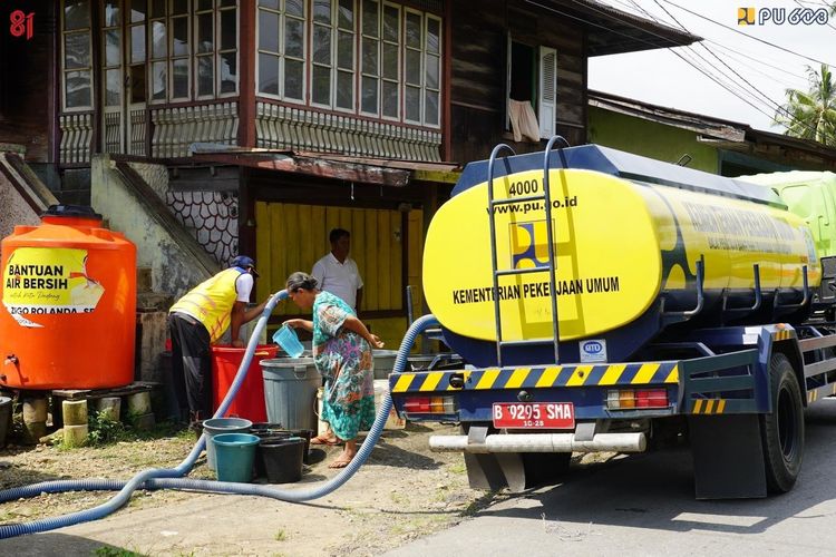 Krisis Air Bersih Korban Banjir Padang: Warga Cuci Baju di Sungai Keruh, Lumpur Rumah Tak Bisa Disiram