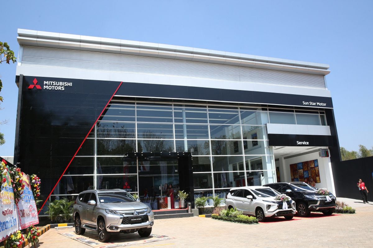 Diler Mitsubishi di Tuban, sudah mengenakan desain terbaru Mitsubishi Drive Your Ambition