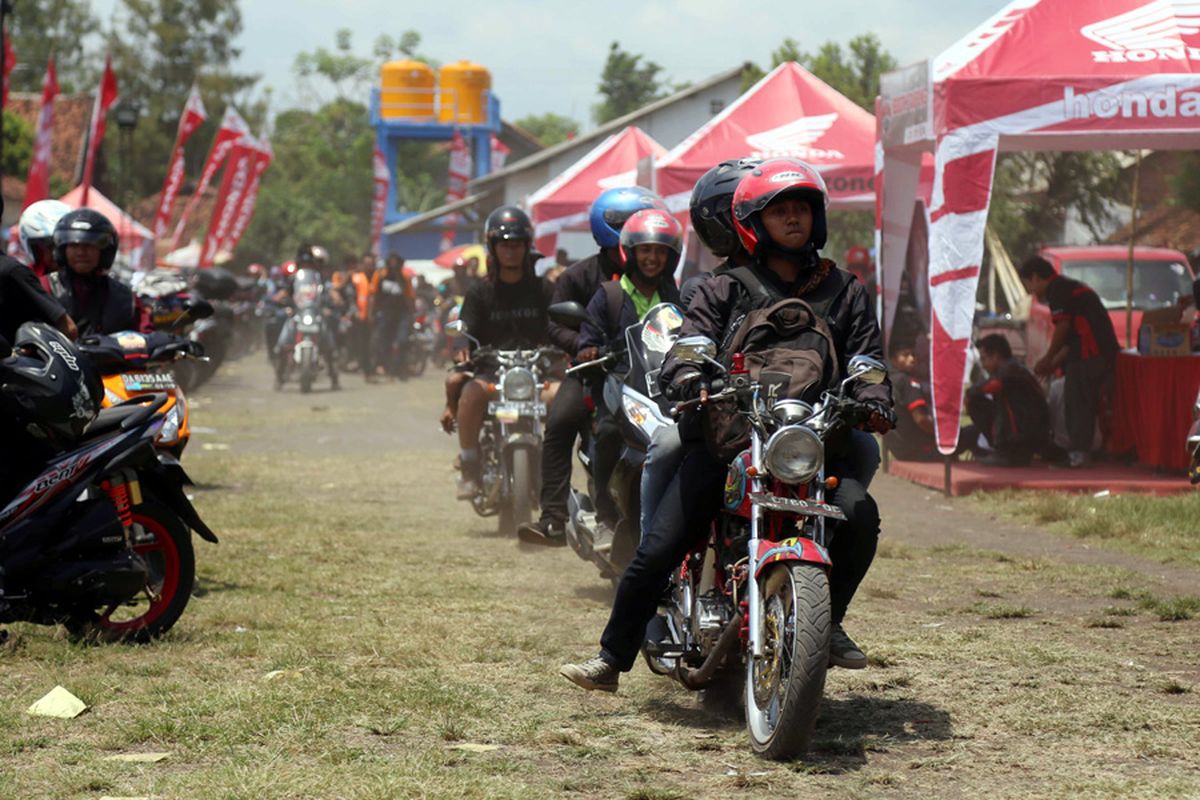 Bikers memasuki lokasi Honda Bikers Day (HBD) 2016 di Banyuwangi. AHM kembali menggelar pesta akbar bagi para pecinta sepeda motor di Tanah Air, HBD 2017 di Yogyakarta (14/10) dengan didahului HBD regional di 3 pulau besar Indonesia yaitu Bukit Tinggi – Ngarai Sianok, Sumatera Barat (26/8), dilanjutkan di Pontianak – Rumah Radakng, Kalimatan Barat (9/9), dan Makasar – Pantai Akkarena (23/9). 