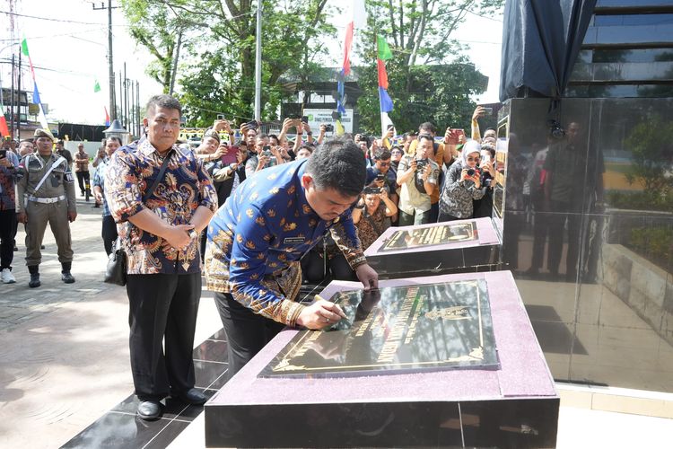 Walkot Medan Bobby Nasution meresmikan Taman Cadika Medan di Jalan Karya Wisata, Kelurahan Pangkalan Masyhur, Kecamatan Medan Johor, Kota Medan, Sumatera Utara, Kamis (12/9/2024). 