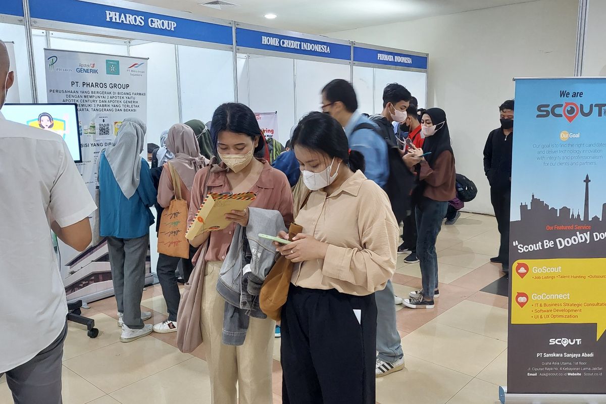 Sejumlah pencari kerja menghadiri bursa kerja, Jakarta JobFair di Mal Taman Palem, Cengkareng, Jakarta Barat, Selasa (20/9/2022). 