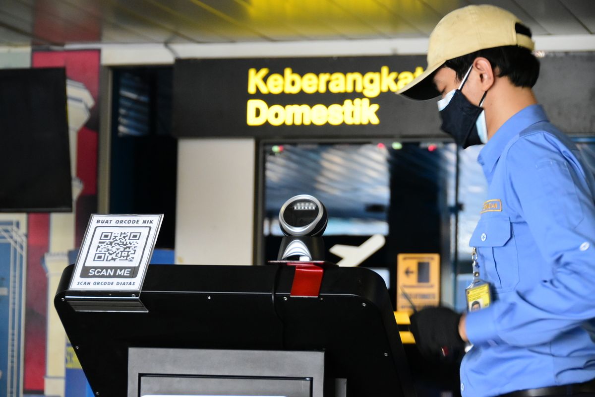 Petugas tengah memeriksa alat scan Pedulilindungi untuk penumpang di Bandara Husein Sastranegara Bandung, Selasa (24/8/2021). Penurunan harga tes polymerase chain reaction (PCR) oleh pemerintah ternyata berdampak positif terhadap geliat penerbangan di Bandara Husein Sastranegara Bandung.