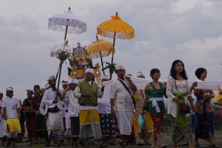 Masyarakat Hindu di Banyuwangi menggelar Upacara Melasti di Pantai Boom Banyuwangi Minggu (26/3/2017)