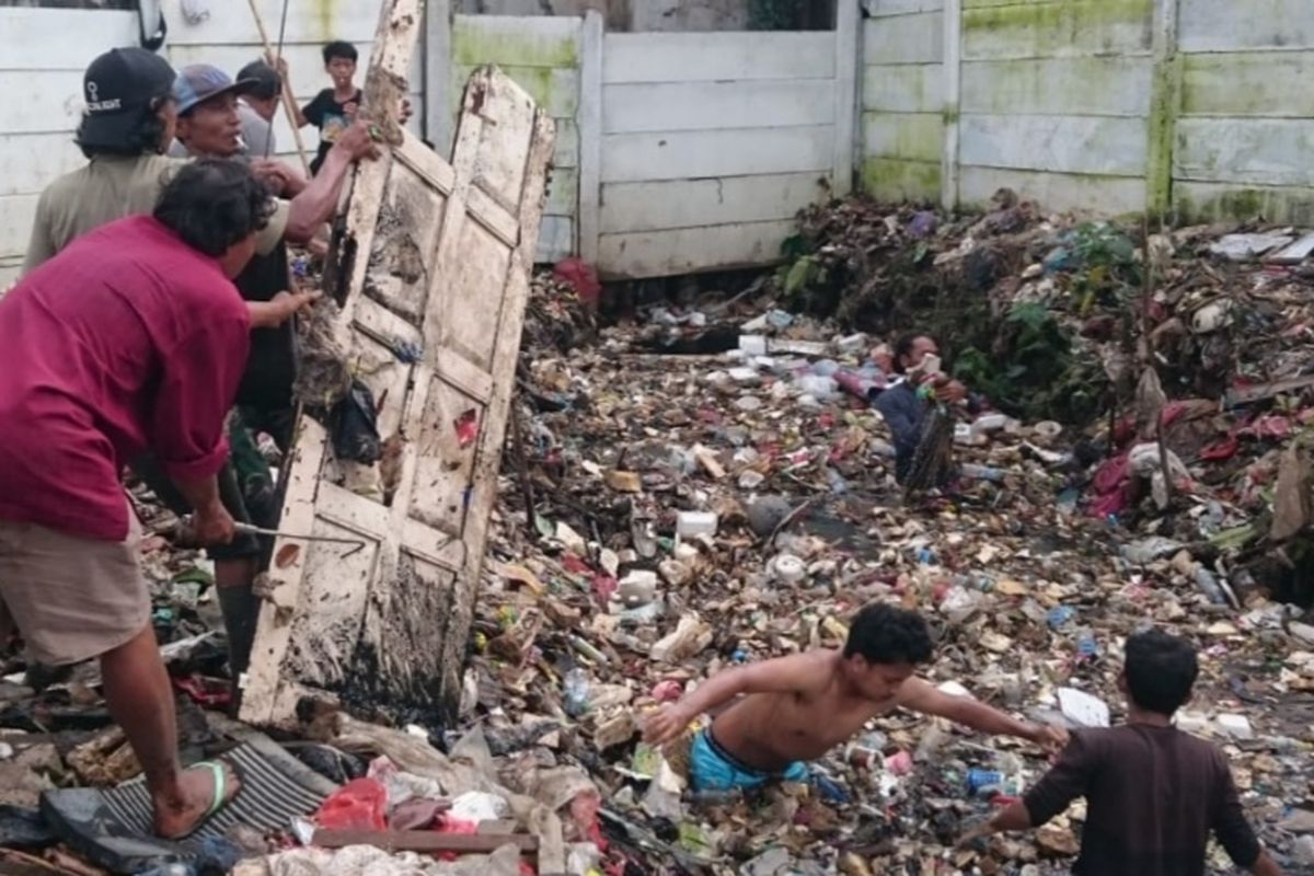 Saluran air atau penghubung (phb) Lemigas yang berada di Jalan Pasar Minggu Raya, Pancoran, tak terawat. 