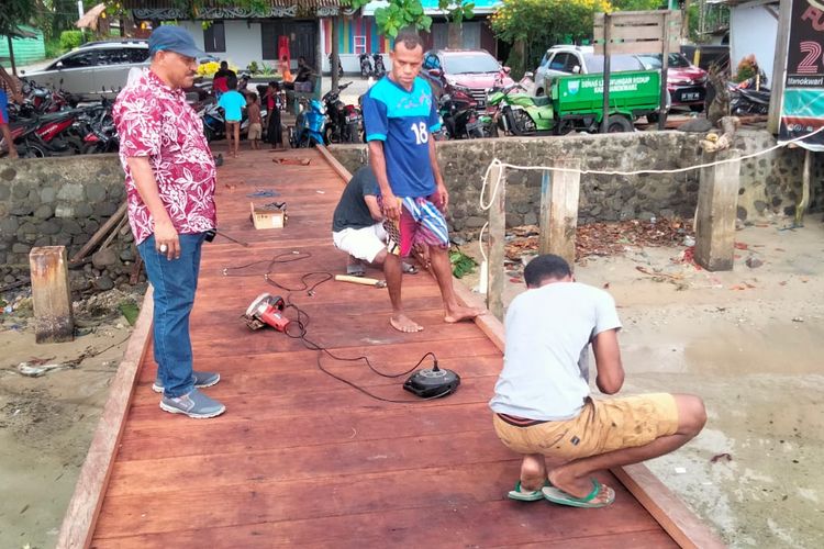 Pelabuhan penyeberangan di Kwawi Distrik Manokwari Timur kabupaten Manokwari yang menjadi kawasan transit antar Manokwari menuju Pulau Mansinam