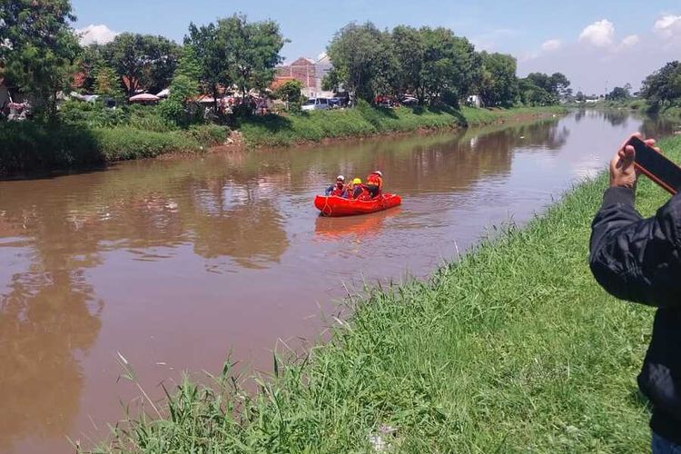 Petugas Tim SAR Gabungan tengah melakukan penyisiran di bantaran sungai Citarum, di Kecamatan Solokanjeruk yang diduga menjadi lokasi tenggelamnya seorang petani sejak Sabtu (17/2/2024) lalu