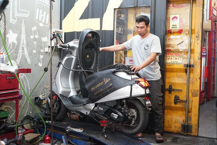 Vespa matik juga perlu perawatan ketika musim hujan ssupaya kondisi tetap awet.
