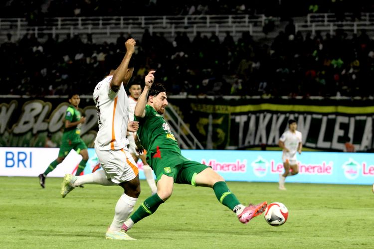 Pemain asing Persebaya Surabaya Dejan Tumbas berhasil melewati pemain Borneo FC pada laga pekan ke-15 Super League 2025-2026 yang berakhir dengan skor 2-2 di Stadion Gelora Bung Tomo Surabaya, Sabtu (20/12/2025) malam.
