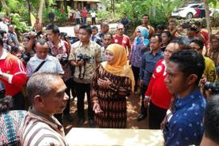 Menteri Sosial Khofifah Indar Parawansa saat berada di Kelurahan Naimata, Kecamatan Maulafa, Kota Kupang, NTT