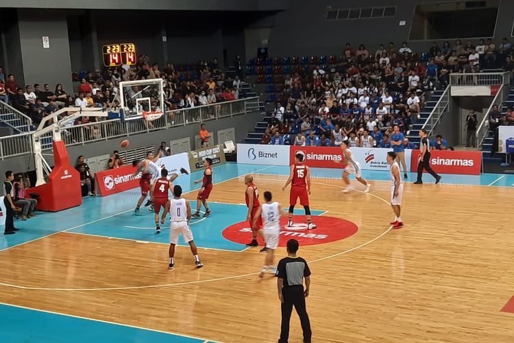 Momen saat  laga Kualifikasi FIBA Asia Cup 2021 antara tim nasional (timnas) Indonesia kontra Filipina di Mahaka Arena, Jakarta, Minggu (23/2/2020). 