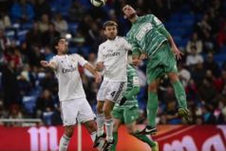 Gelandang Real Madrid Sami Khedira (kiri) dan  Asier Illarramendi (kedua dari kiri), berebut bola dengan gelandang Cornella David Garcia (kanan), pada pertandingan leg kedua 32 besar Copa del Rey, di Santiago Bernabeu, Selasa (2/12/2014). Laga itu berakhir 5-0 untuk Madrid.