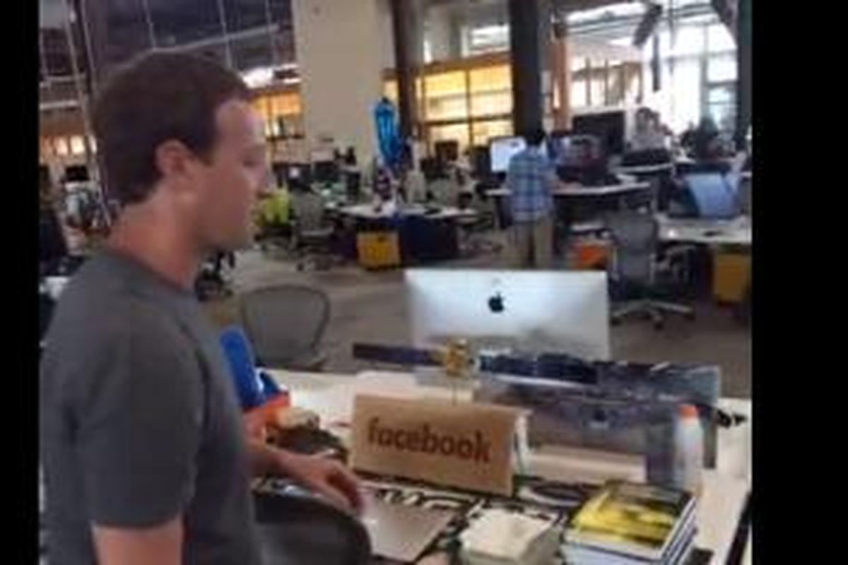 Meja kerja Mark Zuckerberg di kantor Facebook