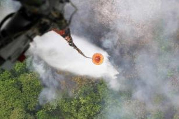 Kegiatan water bombing menggunakan helikopter Kamov KA 32A11BC untuk memadamkan sejumlah titik api di wilayah Kalimantan Barat, Kamis (3/9/2015). Kegiatan water boombing untuk memadamkan kebakaran hutan di Kabupaten Kubu Raya.
