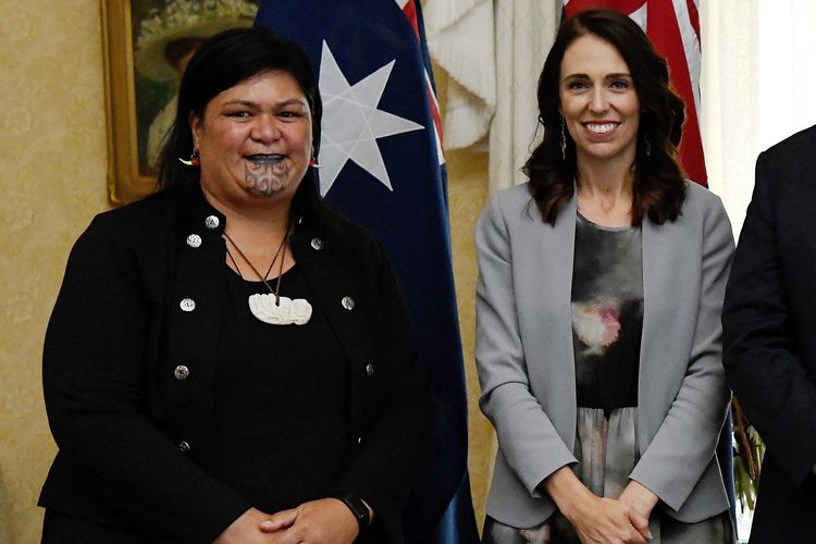 Foto yang diambil pada 28 Februari 2020 menunjukkan Perdana Menteri Selandia Baru Jacinda Ardern bersama Menteri Pembangunan Maori dan Pemerintahan Lokal saat itu, Nanaia Mahuta, saat penandatanganann Kesepakatan Kolaborasi Masyarakat Adat di Admiralty House di Sydney, Australia. Mahuta kemudian menjadi menteri luar negeri dia kabinet periode kedua Ardern pada 2 November 2020.