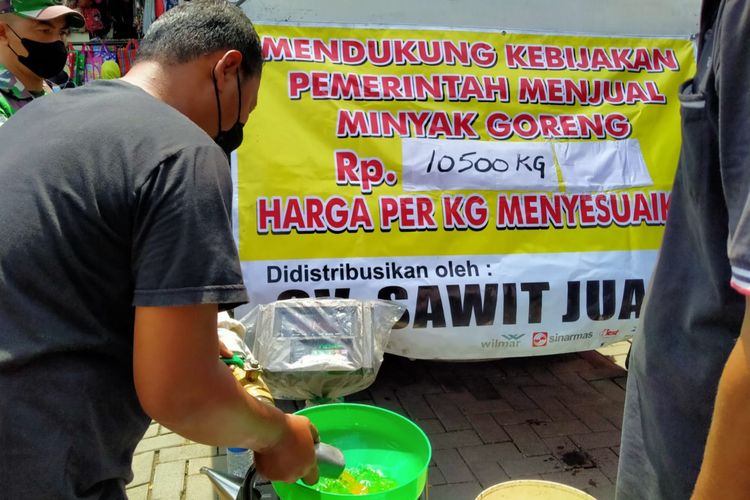 Operasi pasar terkait stok dan harga minyak goreng dilakukan di Pasar Sampangan Baru, Kota Semarang, Jawa Tengah pada Rabu (23/2/2022).