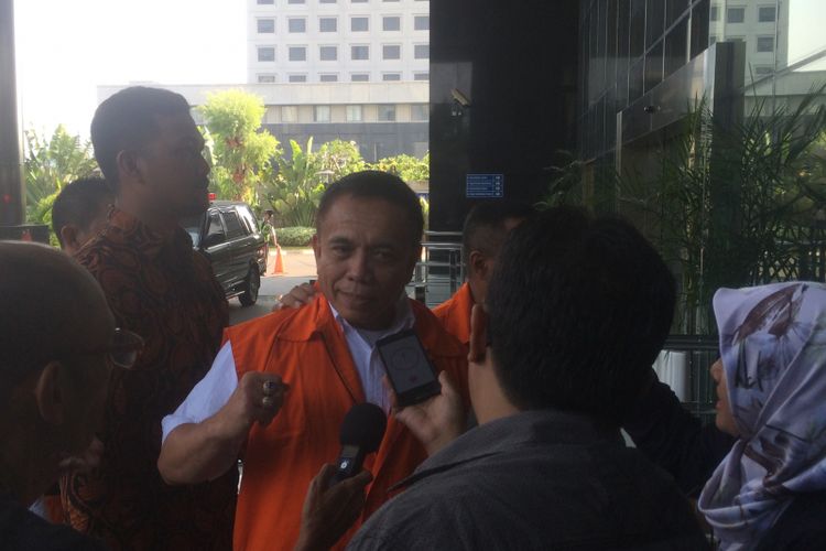 Gubernur nonaktif Aceh Irwandi Yusuf Saat tiba di Gedung KPK hari Rabu (18/7/2018).