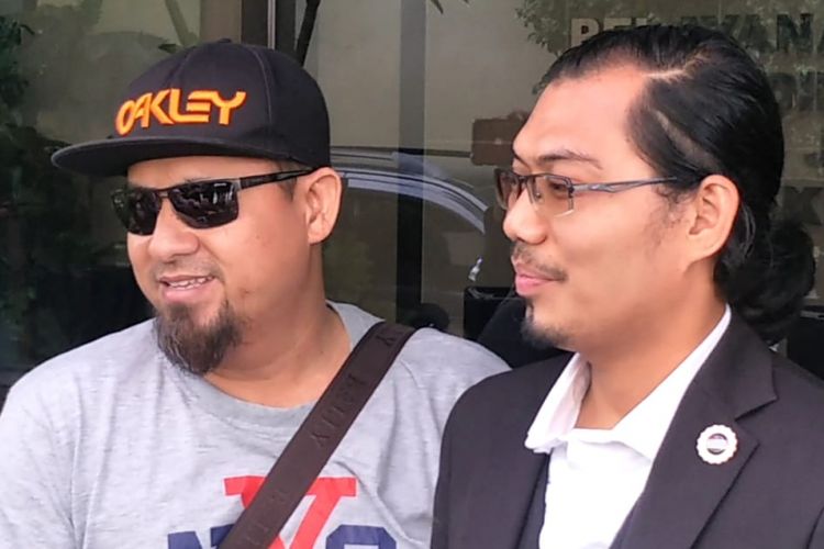 Kakak kandung Saipul Jamil, Samsul Hidayatullah, dan kuasa hukum Saipul,  Dedi DJ, ditemui di Pengadilan Negeri Jakarta Utara, Senin (21/1/2019).