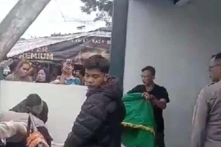 Petugas Inafis Polresta Bandung saat mengevakuasi jasad Ega Putri Anjani (26) di Kampung Tarigu, Desa Margahurip, Kecamatan Banjaran, Kabupaten Bandung, Jawa Barat pada Senin (19/3/2024).