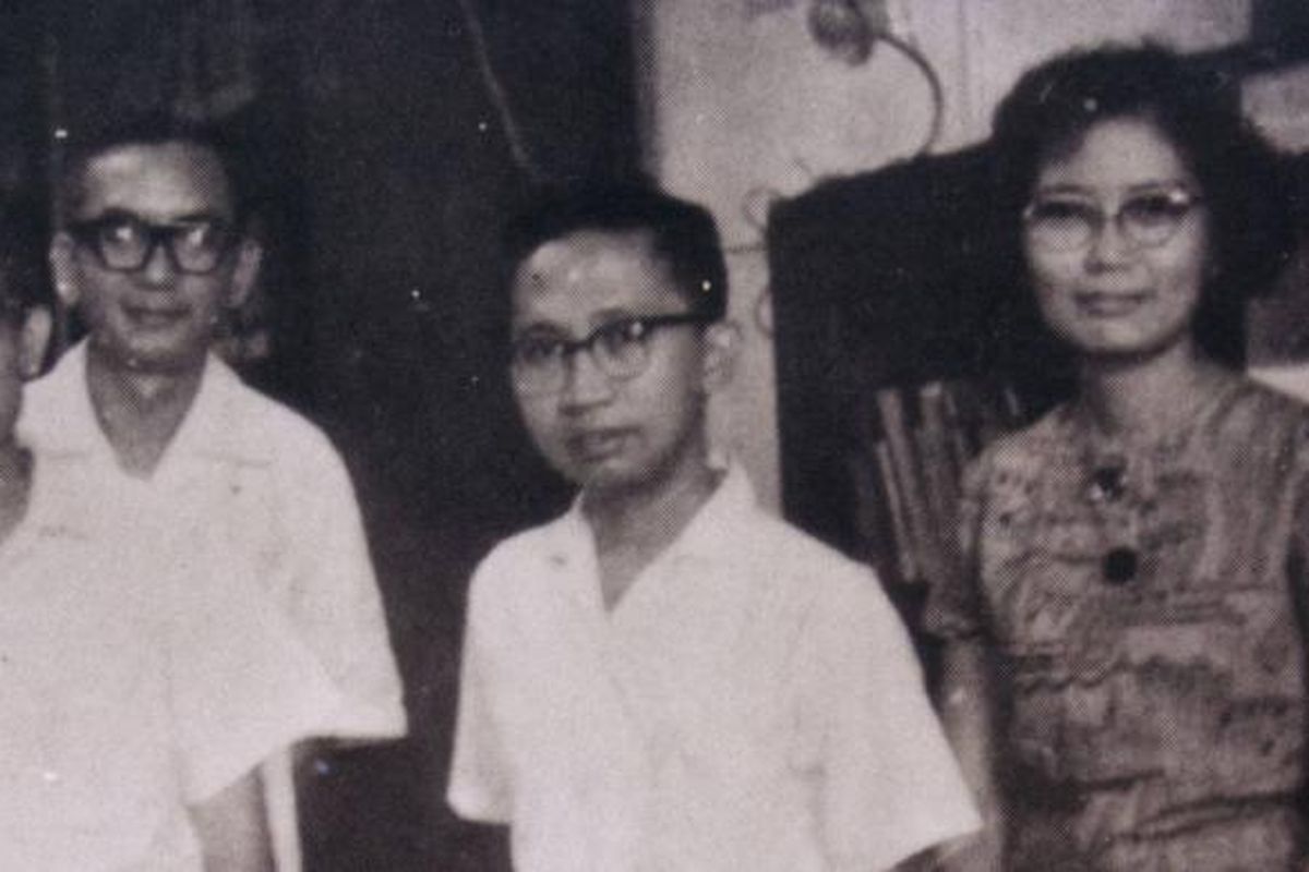 Generasi pertama Intisari, dari kiri ke kanan: Jakob Oetama, PK Ojong, Adi Subrata, dan Irawati