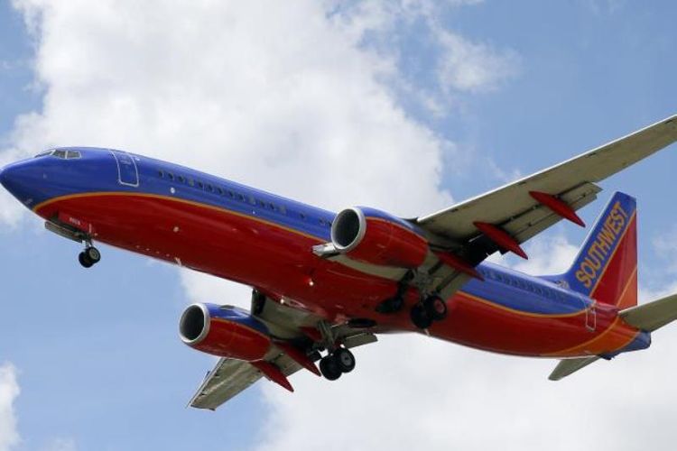 Sebuah pesawat Southwest Airlines terbang di langit. (AP via News).