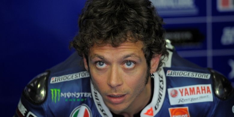 Pebalap MotoGP asal Italia, Valentino Rossi, menunggu di garasi Yamaha sambil memperhatikan lintasan Circuit de Catalunnya, saat sesi latihan bebas, Jumat (14/6/2013).