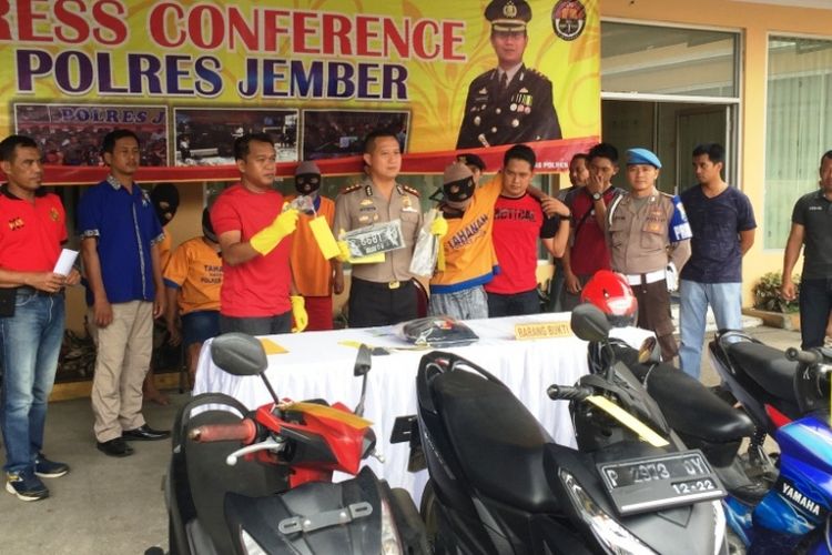 Kapolres Jember AKBP Kusworo Wibowo, didampingi Kasatreskrim AKP Erick Pradana, menunjukkan barang bukti kendaraan bermotor yang dicuri oleh As, pelaku pencurian kendaraan bermotor, Minggu (25/3/2018).